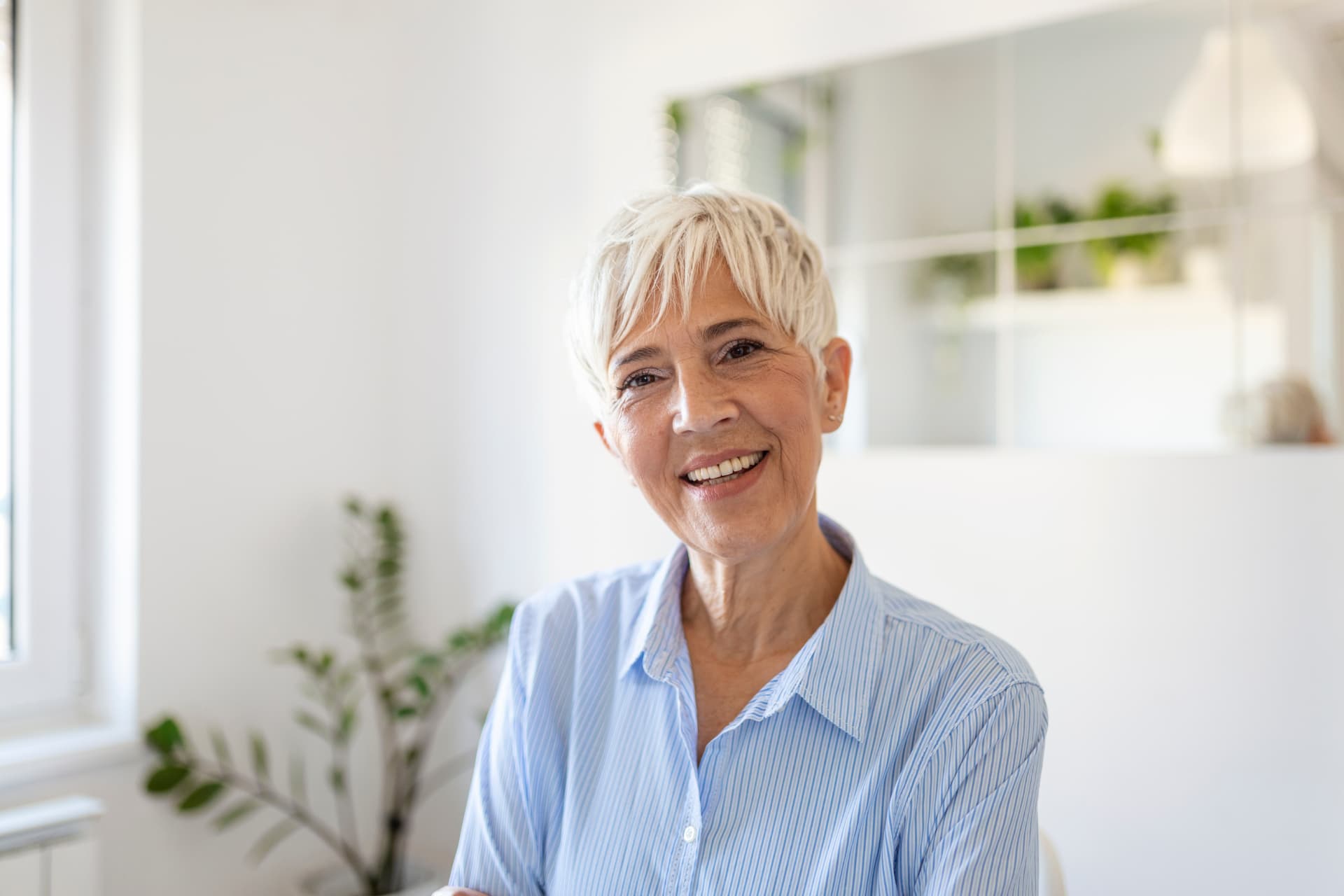 Trygg pasienttransport med Taxi 1 – smilende senior kvinne