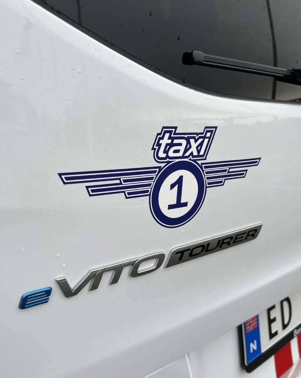 Taxi 1 eVito med logo