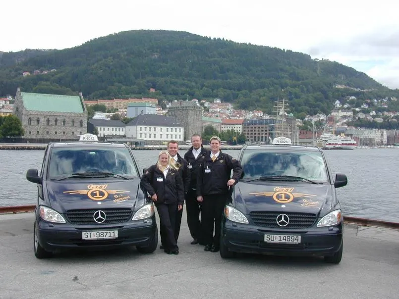 Taxi 1-sjåfører med to Mercedes-drosjer i Bergen