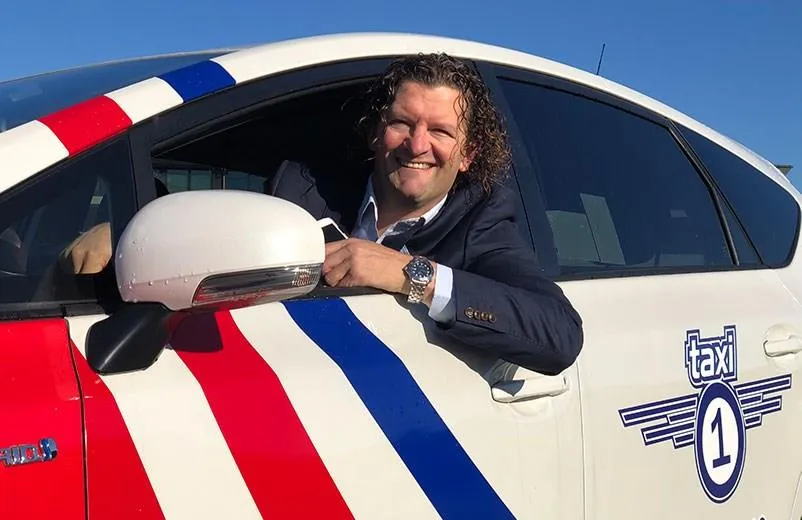 Daglig leder Robert Aasmul i en Taxi 1-bil
