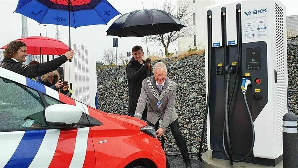 Lading av Taxi 1-bil på ladestasjon