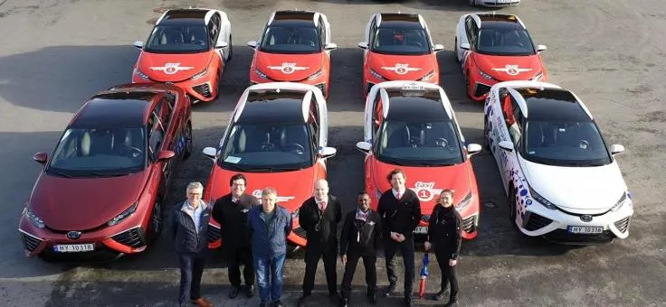 Ansatte i Taxi 1 foran bilparken